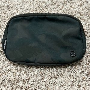 Lululemon Everywhere Beltbag Heritage Camo Jacquard
Max Dark Olive Sargent Green